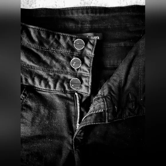 SNEAK PEAK LOS ANGELES| BLACK MID RISE BUTTON FLY SHORTS SIZE MEDIUM - Picture 4 of 7